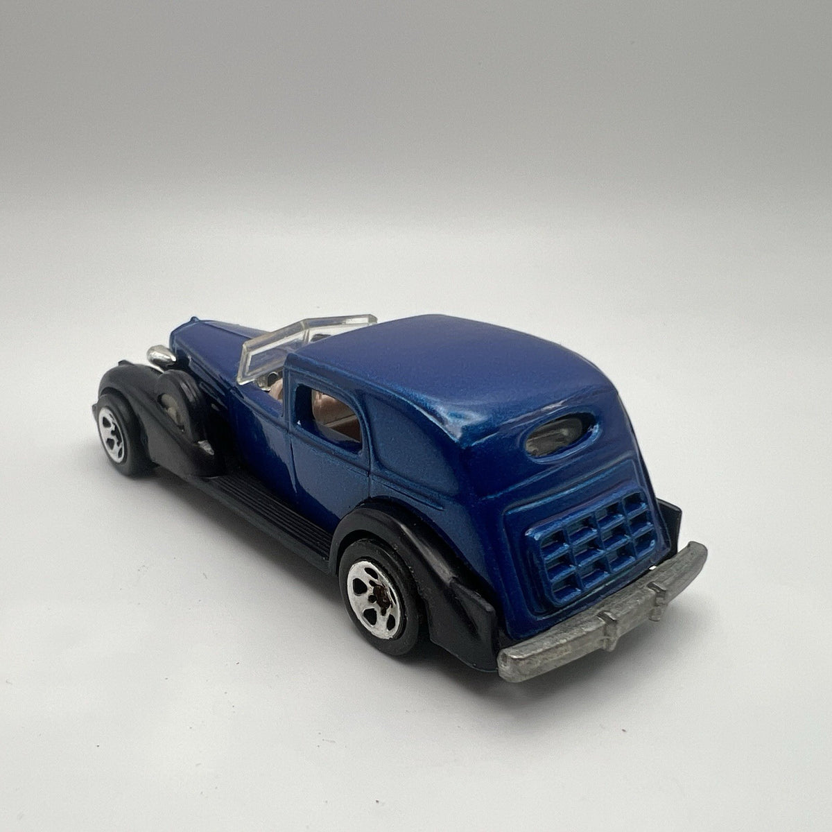 1935 35 Cadillac Series 355 Collectible 1/64 Scale Diecast Diorama Model
