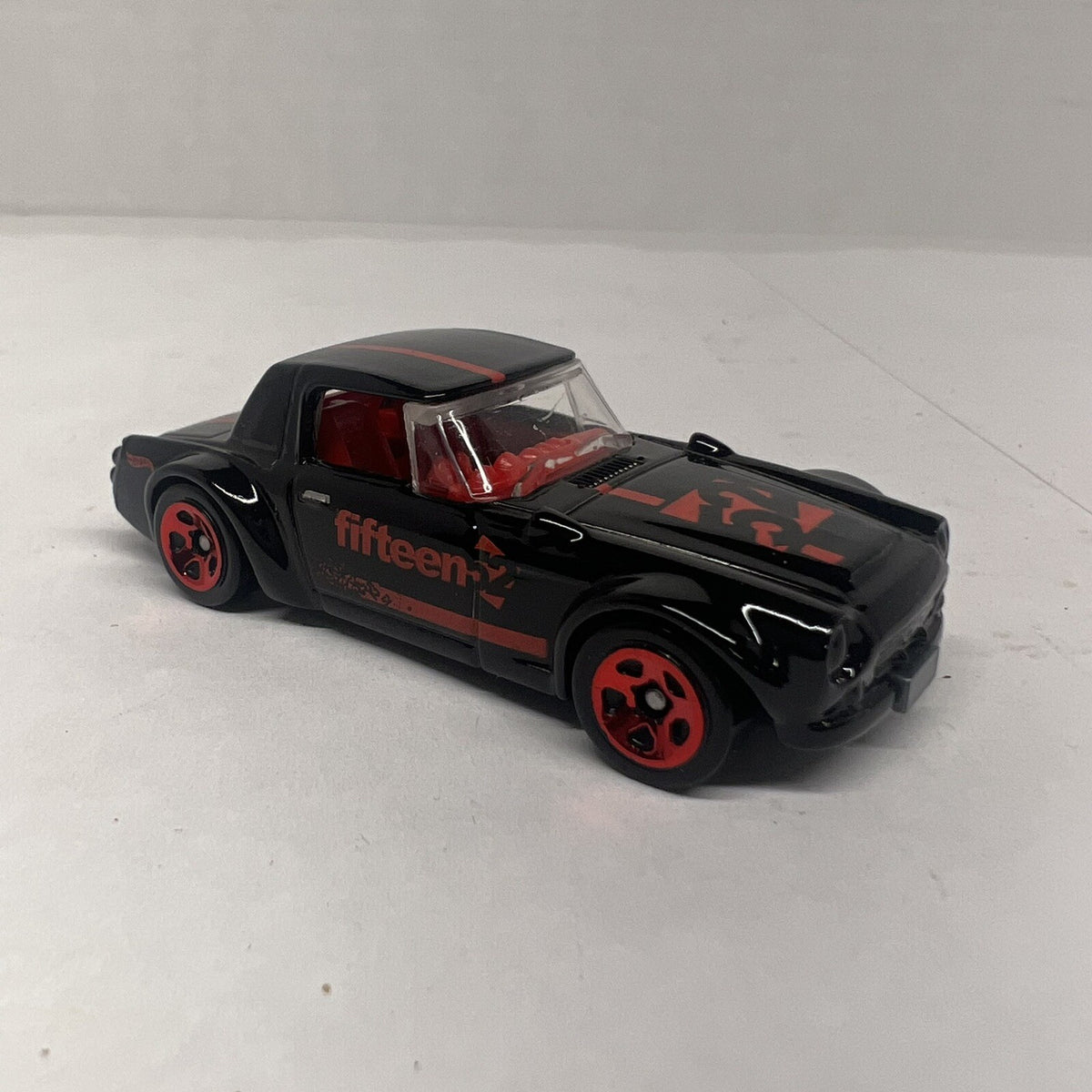 1967-1970 DATSUN FAIRLADY 2000 FIFTEEN 52 1:64 SCALE DIORAMA DIECAST MODEL CAR