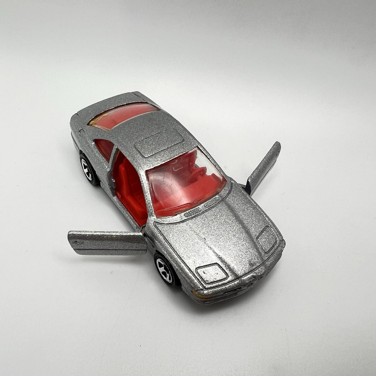 1990-1999 BMW 850i Collectible 1/64 Scale Diecast Diorama Model