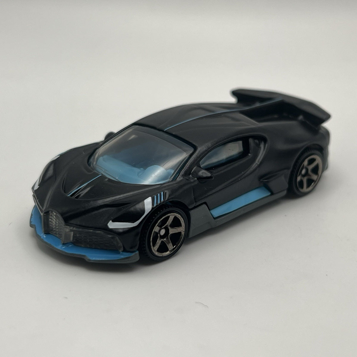 2019-2021 Bugatti Divo Collectible 1/64 Scale Diecast Diorama Model