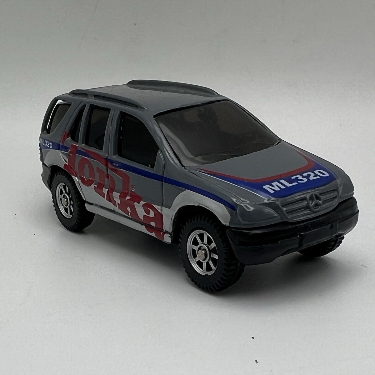 1998-2005 Mercedes ML 320 Collectible 1/64 Scale Diecast Diorama Model