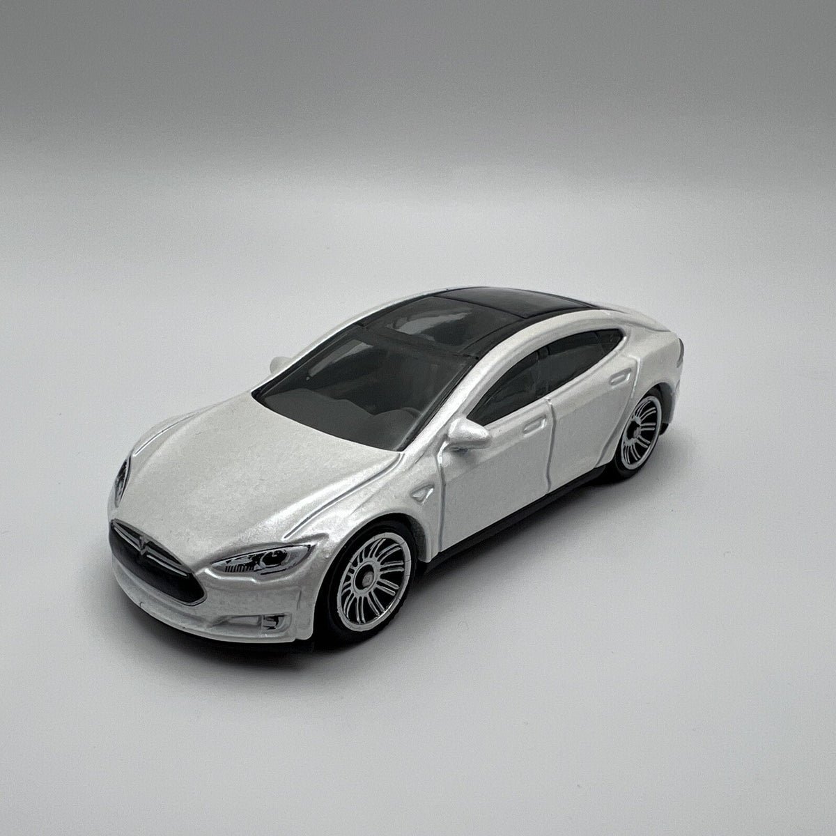 Matchbox Tesla Model S - 2015 Casting w/ 10 Spoke Wheels (2016 MBX Basic)