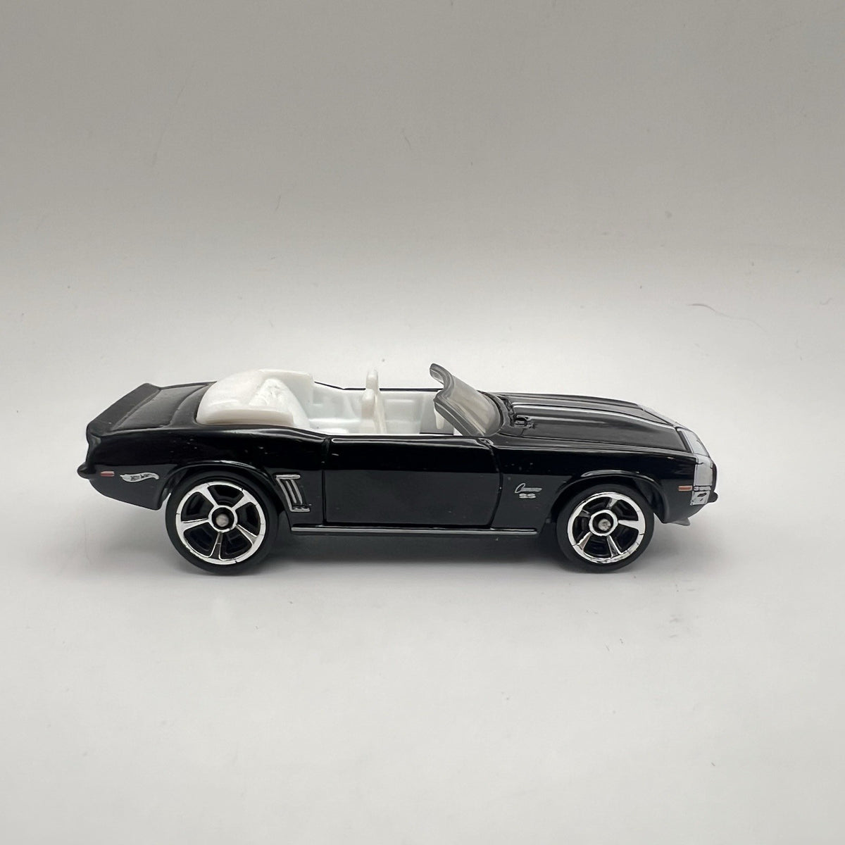 1969 69 Chevy Camaro SS Convertible Collectible 1/64 Scale Diecast Diorama Model