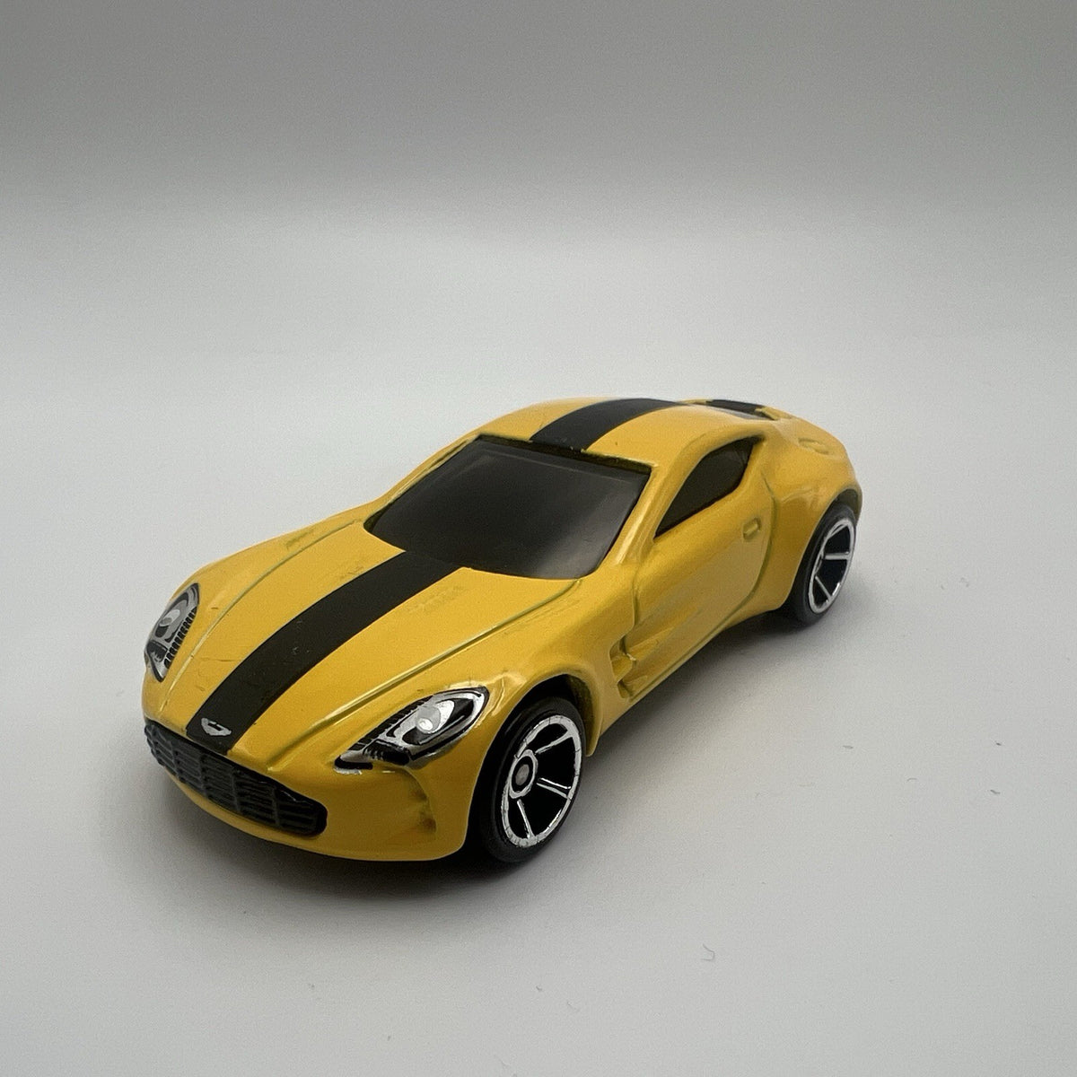 2009-2012 Aston Martin One-77 Collectible 1/64 Scale Diecast Diorama Model