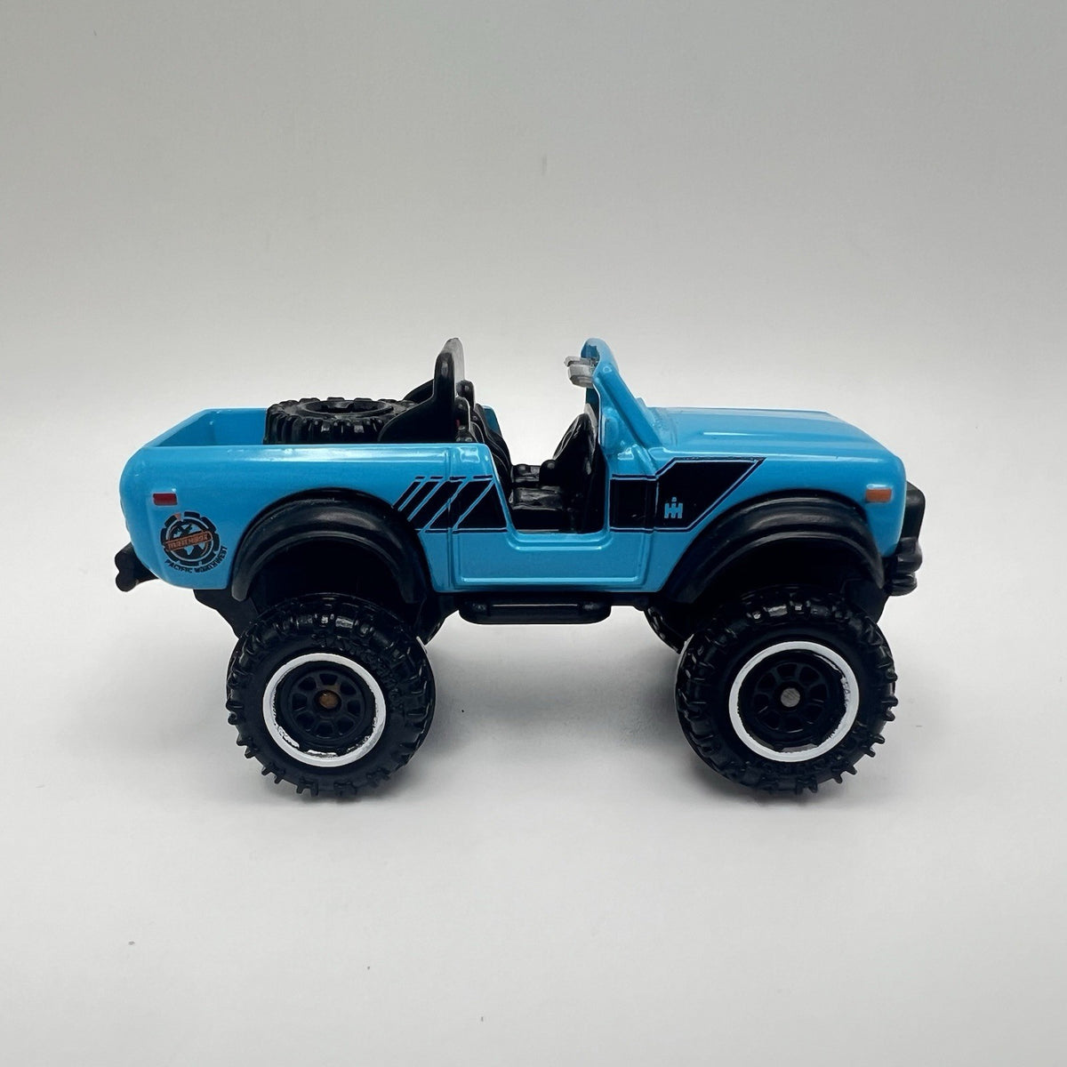 INTERNATIONAL SCOUT 4X4 Diorama Collectible DieCast Model Truck 1:64 Blue LOOSE