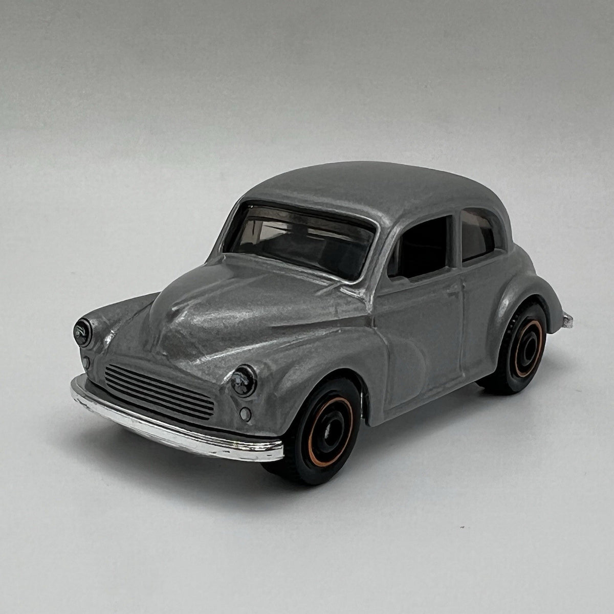 MORRIS MINOR SALOON 2 TWO DOOR 1:64 SCALE COLLECTIBLE DIORAMA DIECAST MODEL CAR