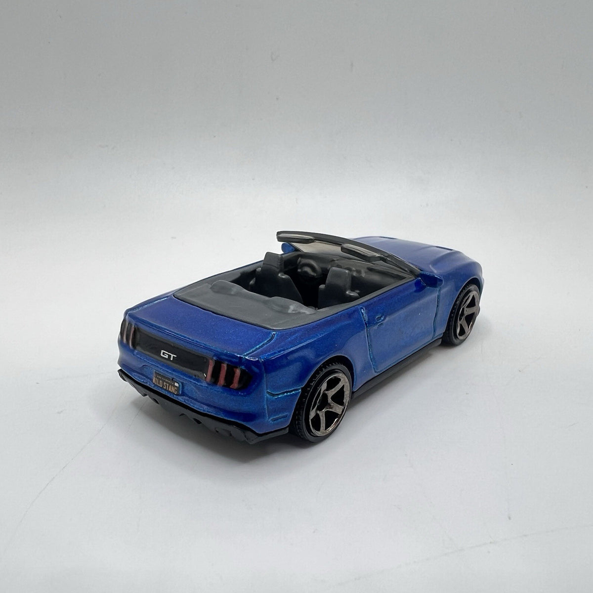 2018 FORD MUSTANG CONVERTIBLE Diorama Collectible DieCast Model Car 1:64 LOOSE