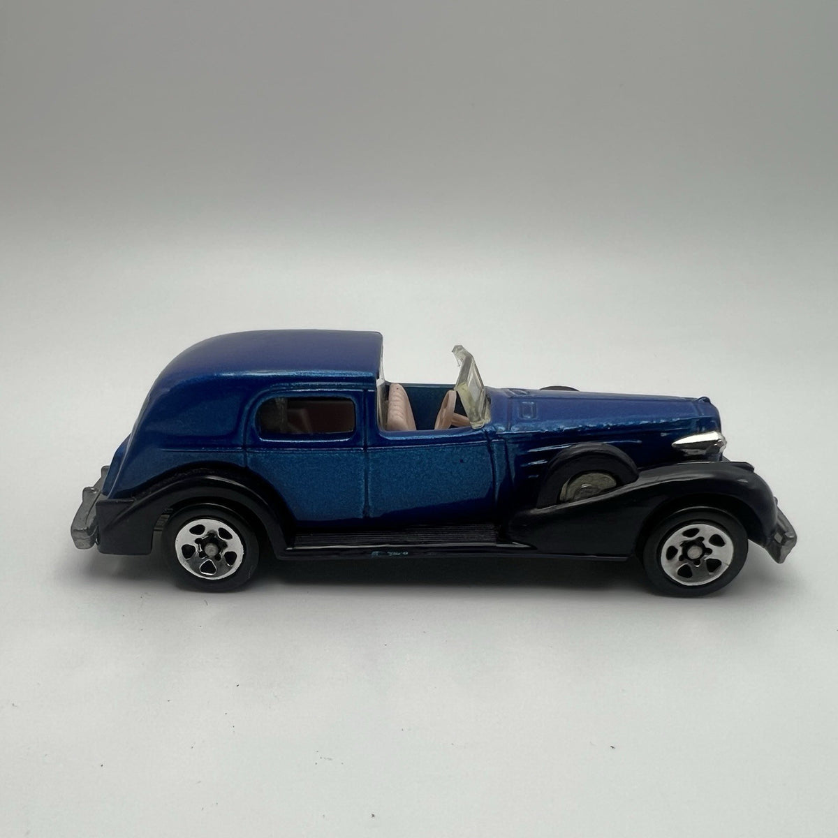 1935 35 Cadillac Series 355 Collectible 1/64 Scale Diecast Diorama Model