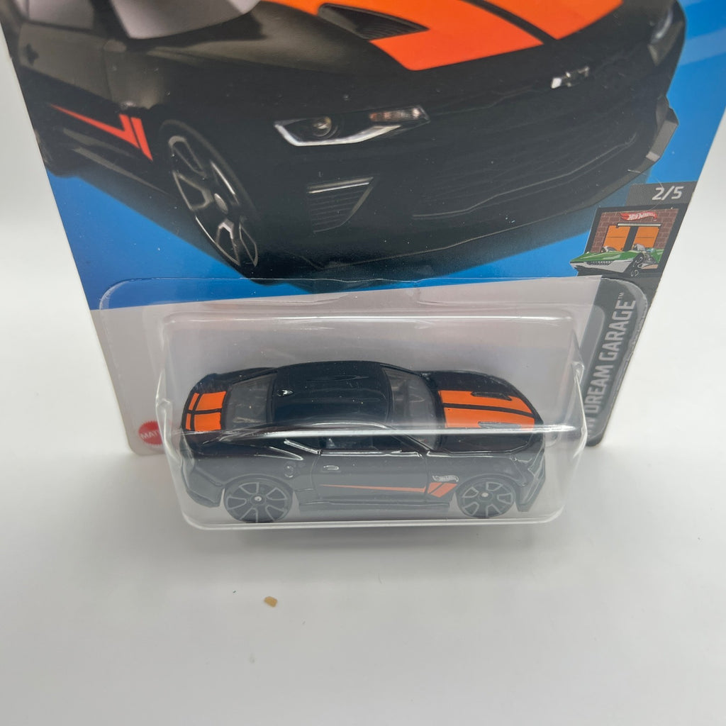 Hot Wheels 18 Camaro SS 32/250 HW Dream Garage 2/5 Black Orange 1:64