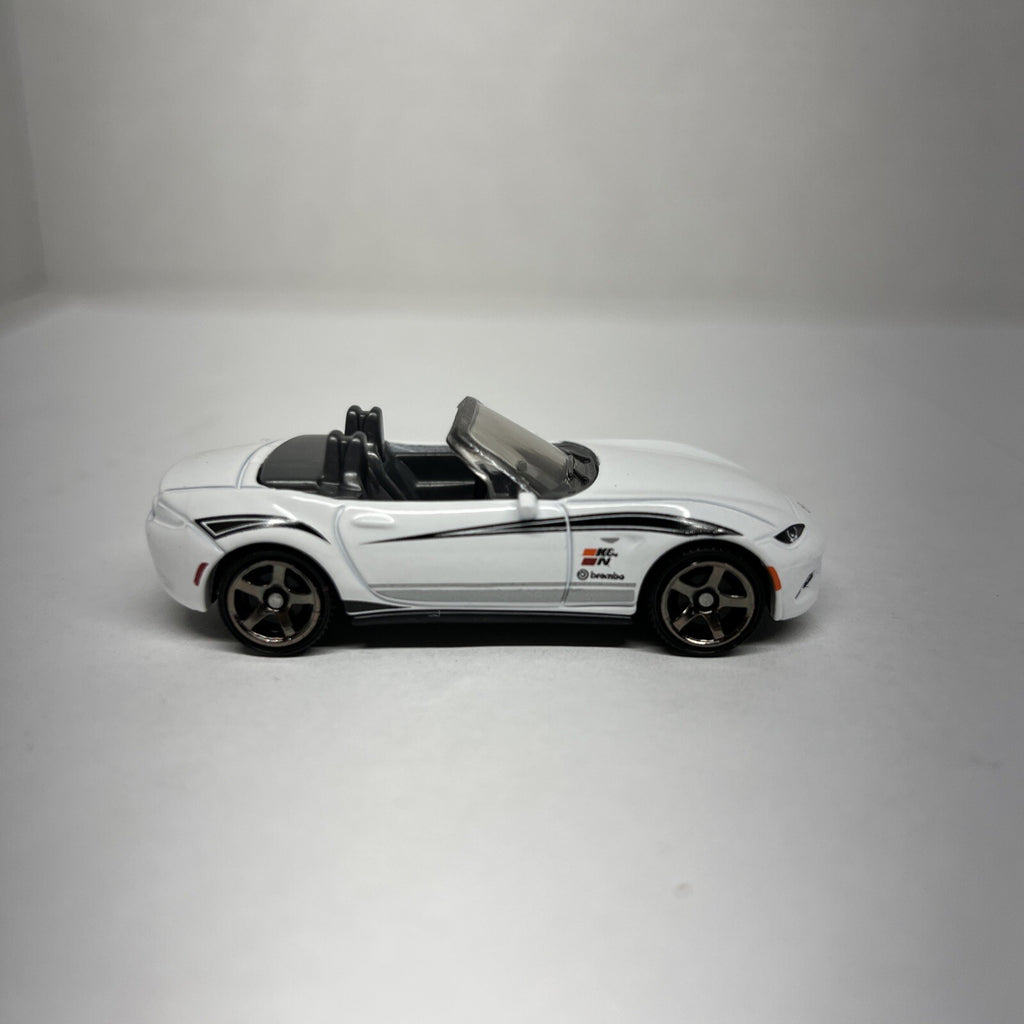 MATCHBOX 2015 White MAZDA MX-5 MIATA Convertible Car K&N Brembo SCALE 1/64
