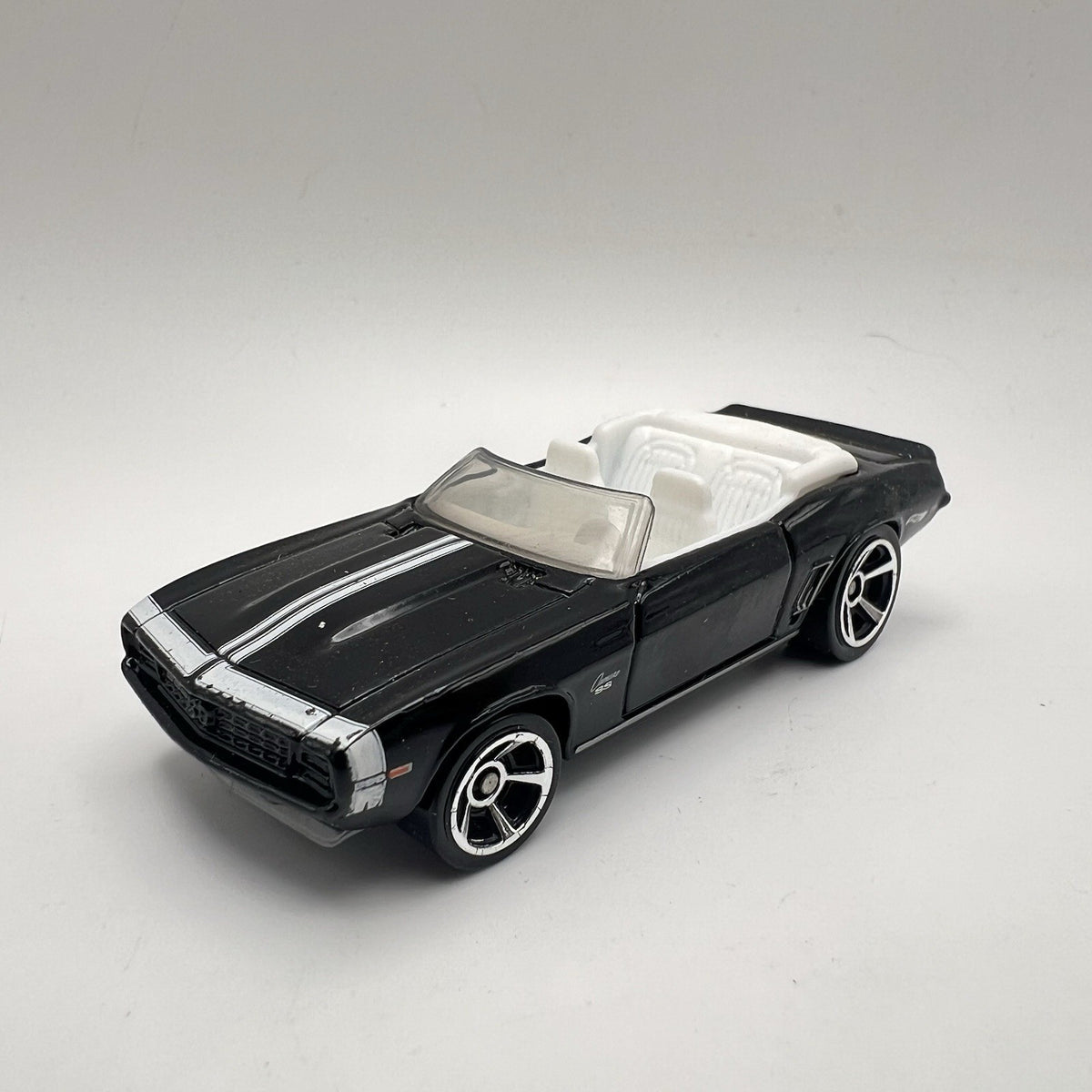1969 69 Chevy Camaro SS Convertible Collectible 1/64 Scale Diecast Diorama Model