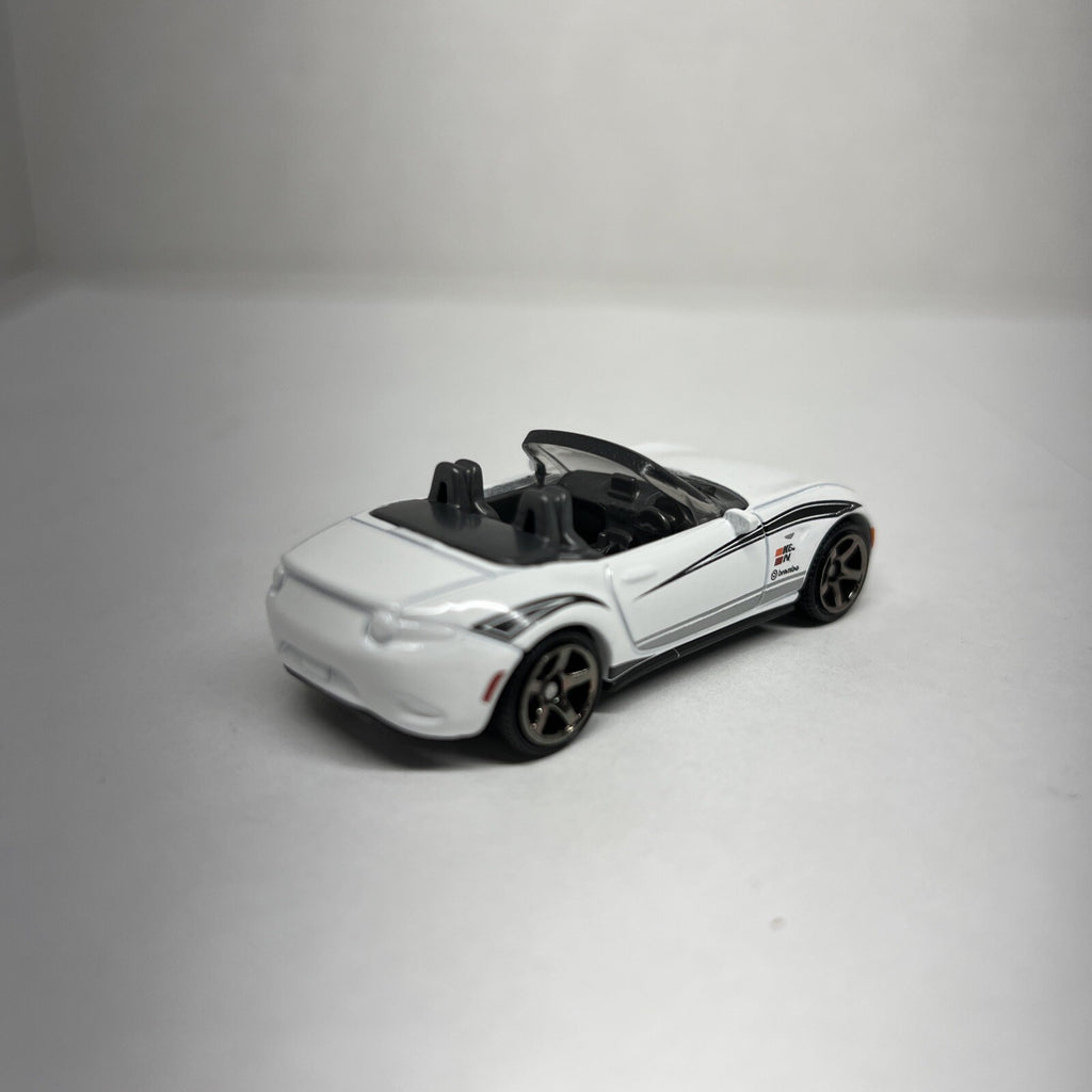 MATCHBOX 2015 White MAZDA MX-5 MIATA Convertible Car K&N Brembo SCALE 1/64