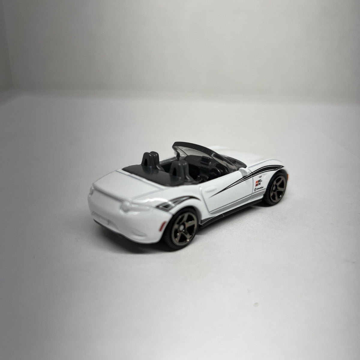 MATCHBOX 2015 White MAZDA MX-5 MIATA Convertible Car K&N Brembo SCALE 1/64