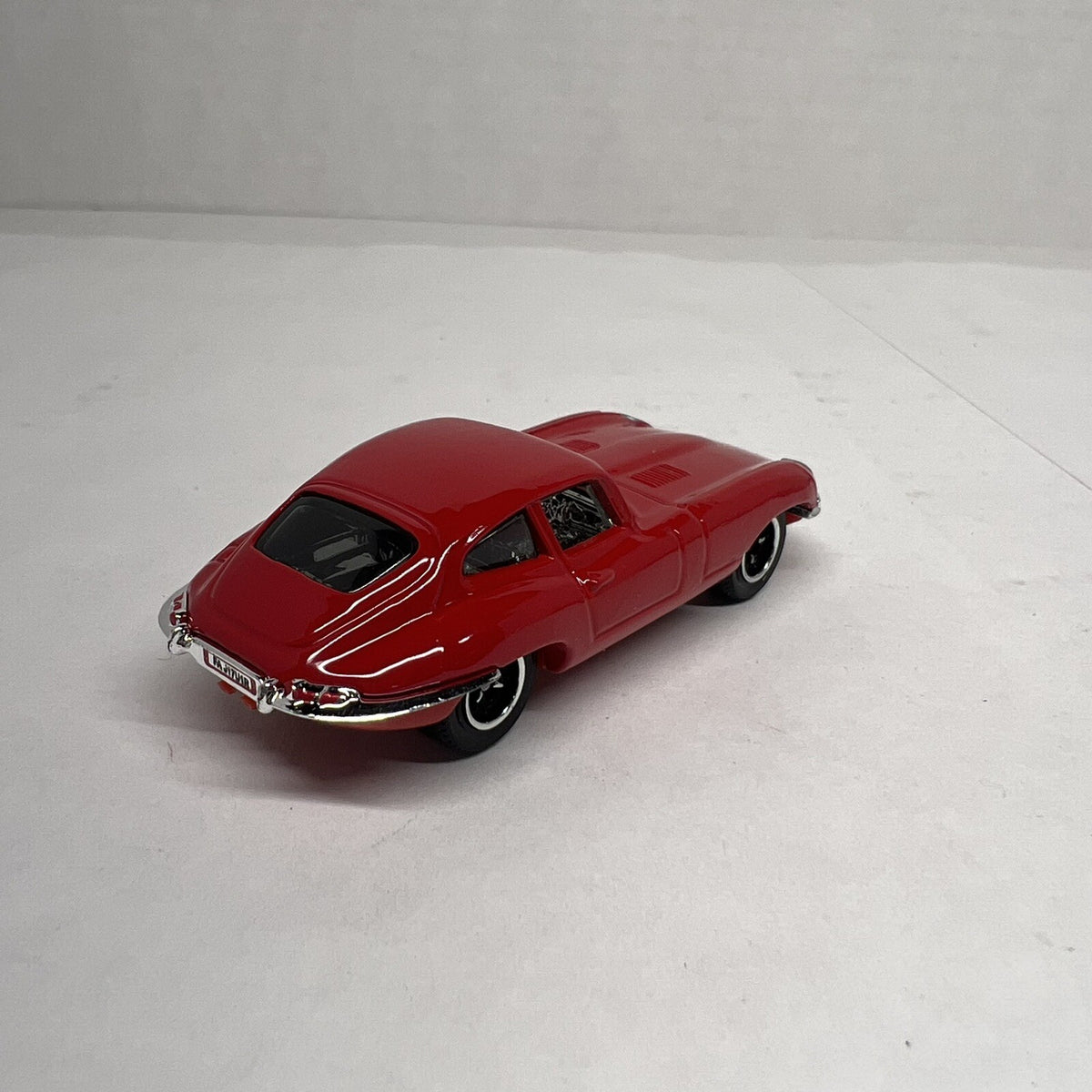 2005 Matchbox 1961 E-Type Jaguar Coupe Red MB688