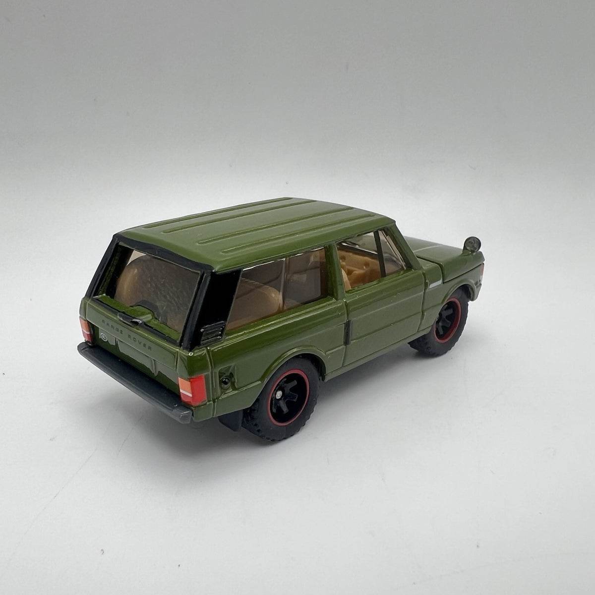 1975 LAND ROVER RANGE ROVER Diorama Collectible Model Truck 1:64 W/ Real Riders