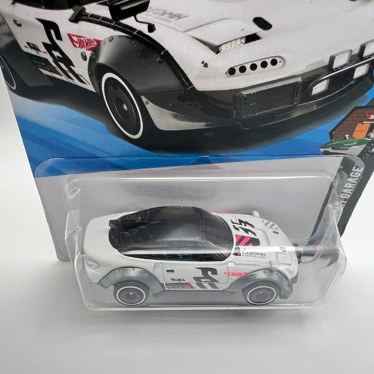 Hot Wheels Mazda MX-5 Miata White 1/250 HW Dream Garage 1/5 1:64 Diecast