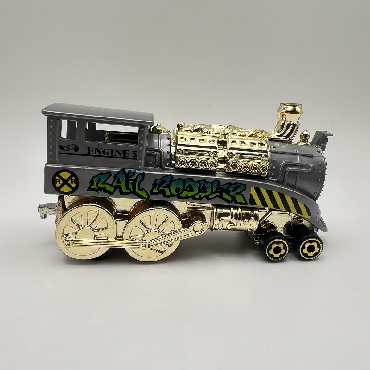 Hot Wheels Rail Rodder Engine 5 Gray Gold Graffiti Steam Train 1/64