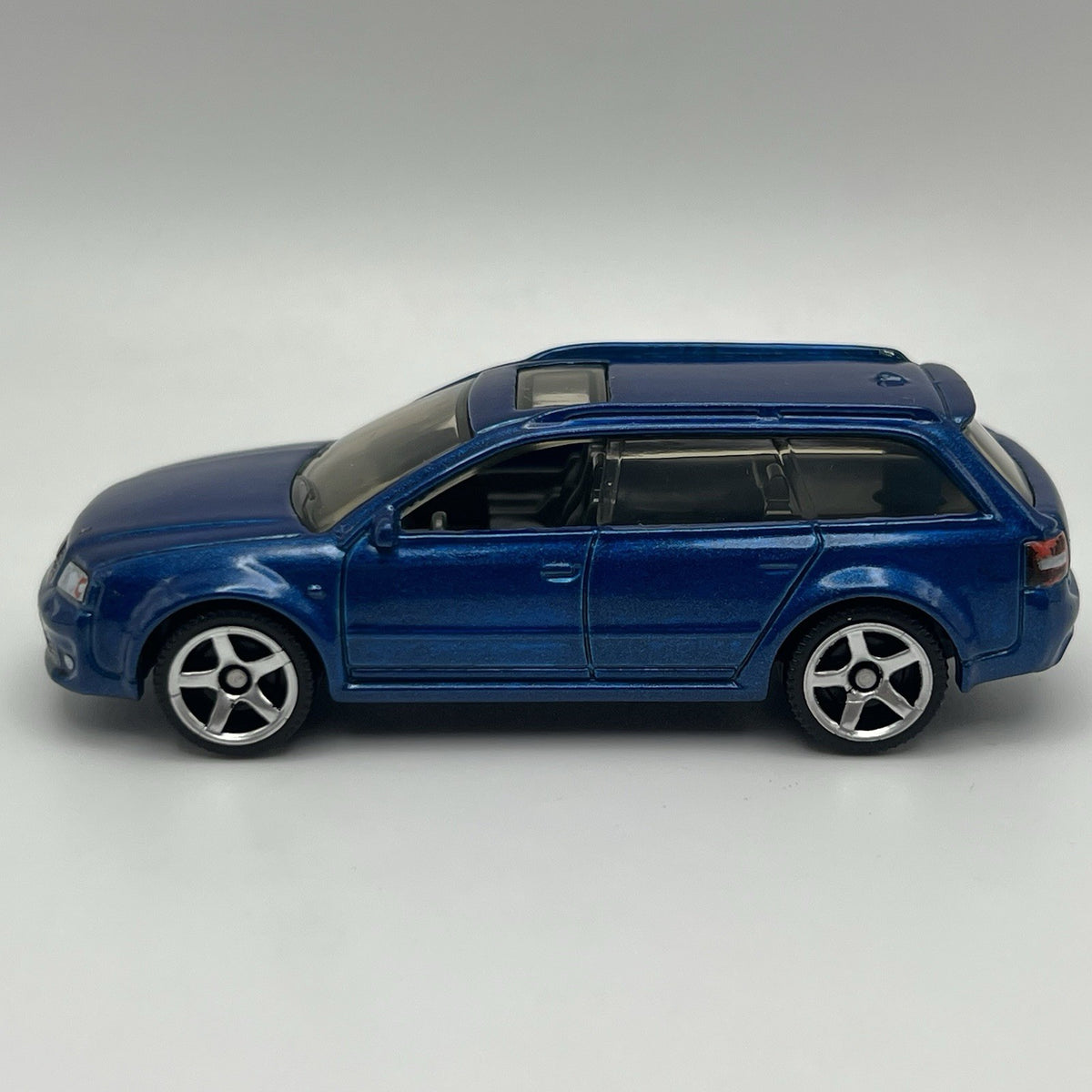 2004 04 Audi RS6 Avant Collectible 1/64 Scale Diecast Diorama Model