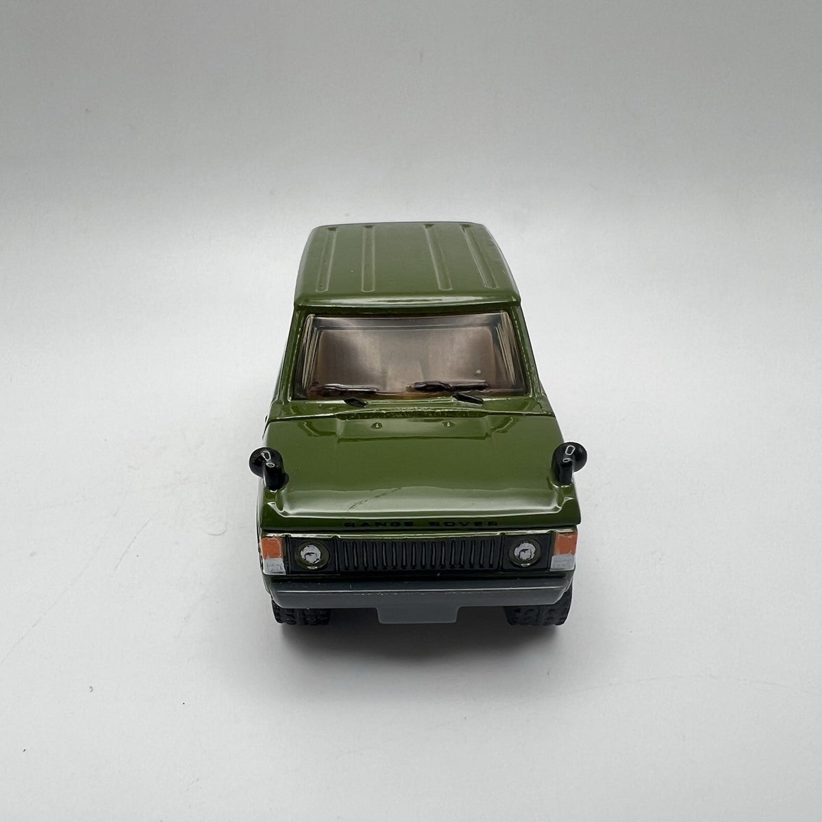 1975 LAND ROVER RANGE ROVER Diorama Collectible Model Truck 1:64 W/ Real Riders