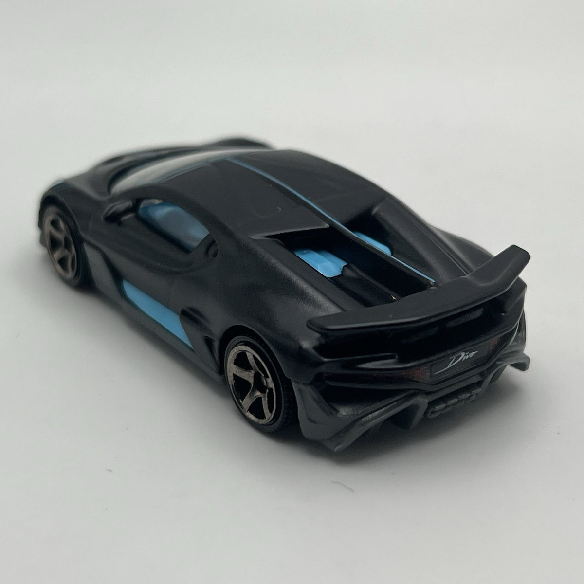 2019-2021 Bugatti Divo Collectible 1/64 Scale Diecast Diorama Model