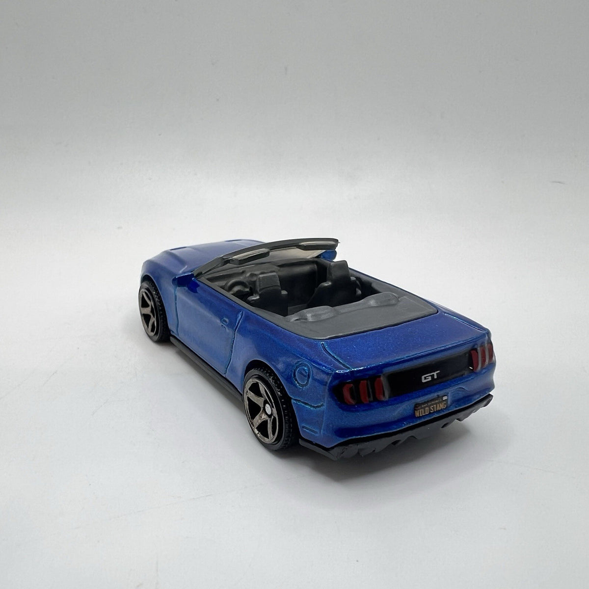 2018 FORD MUSTANG CONVERTIBLE Diorama Collectible DieCast Model Car 1:64 LOOSE