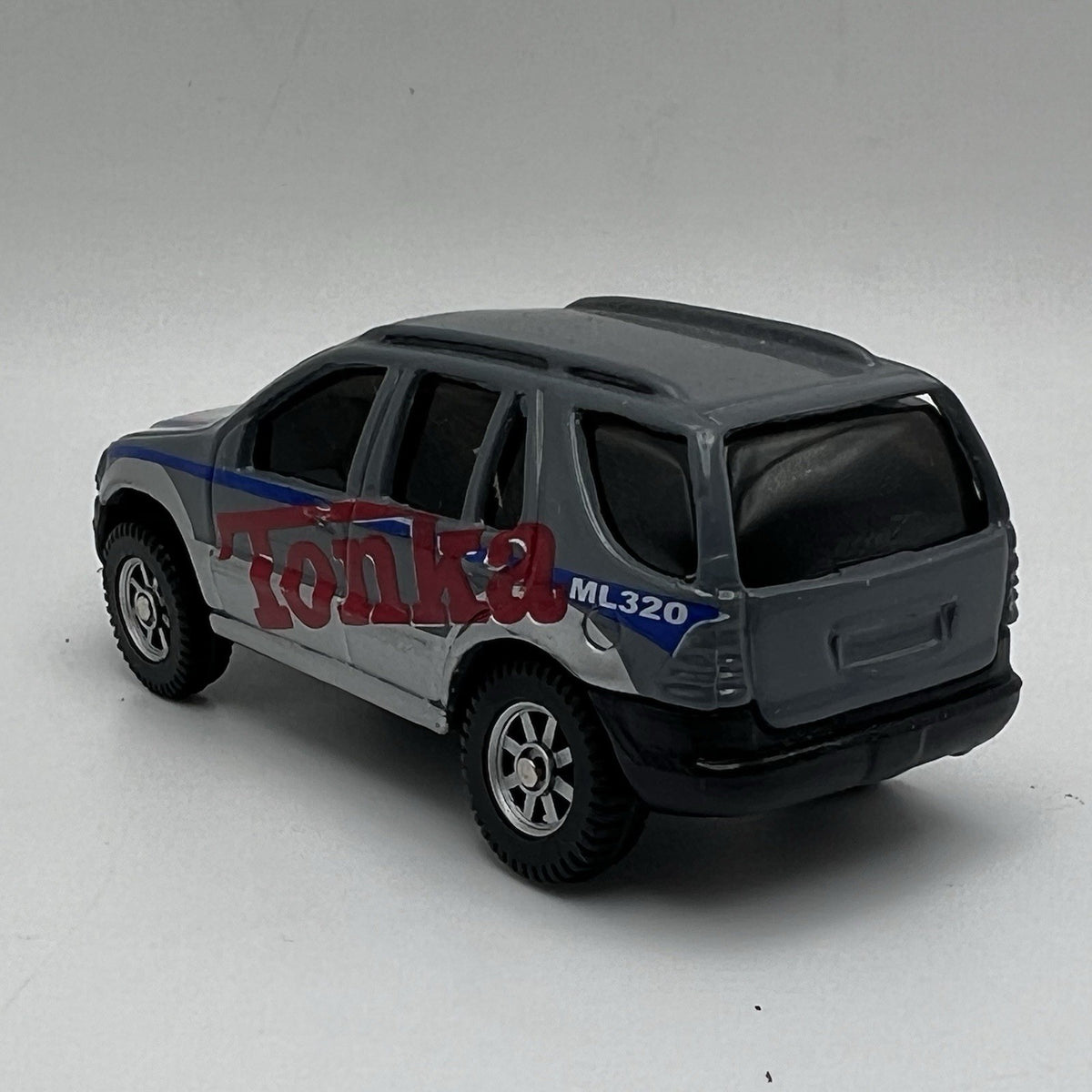1998-2005 Mercedes ML 320 Collectible 1/64 Scale Diecast Diorama Model