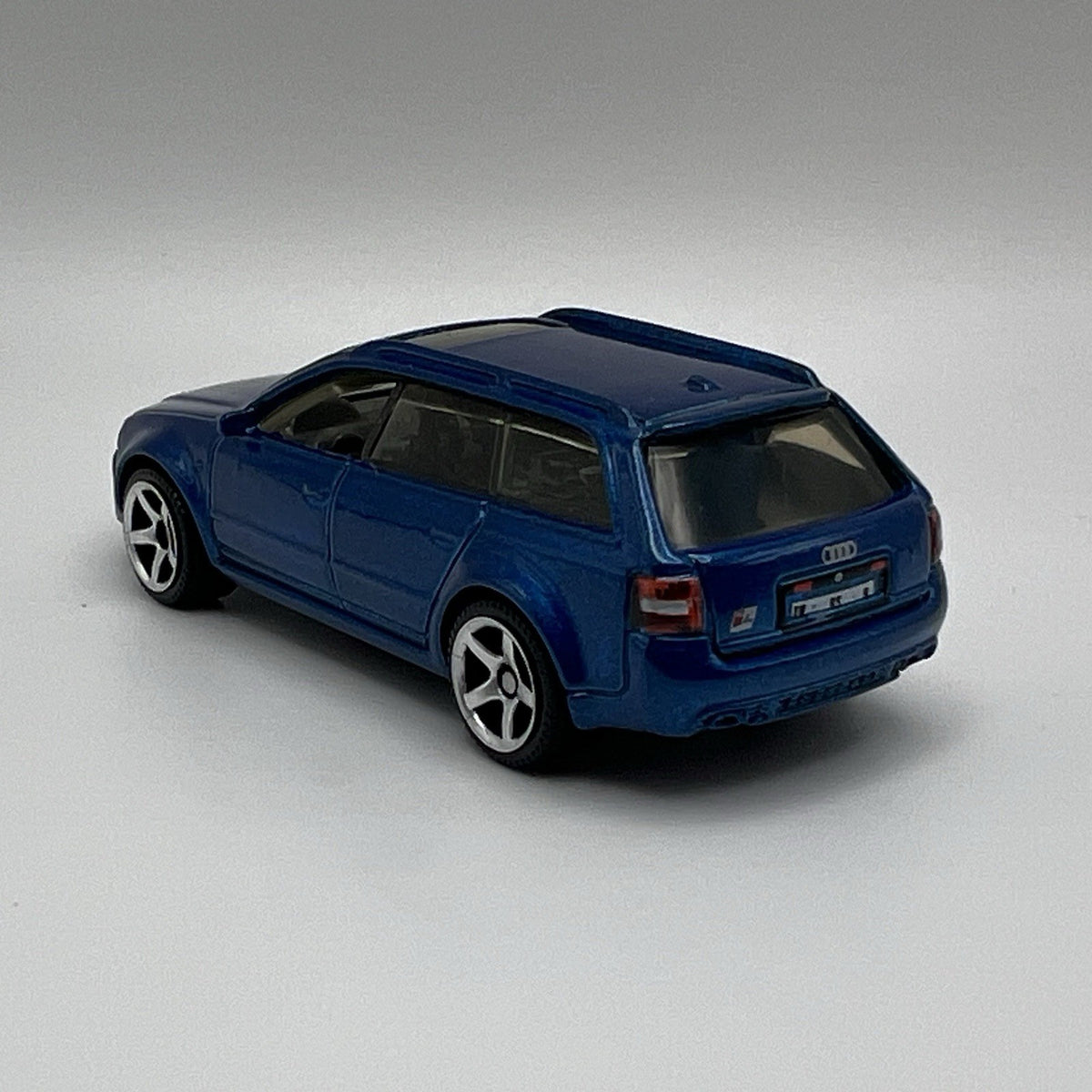 2004 04 Audi RS6 Avant Collectible 1/64 Scale Diecast Diorama Model