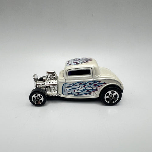 1932 32 Ford Deluxe 3 Window Coupe Collectible 1/64 Scale Diecast Diorama Model