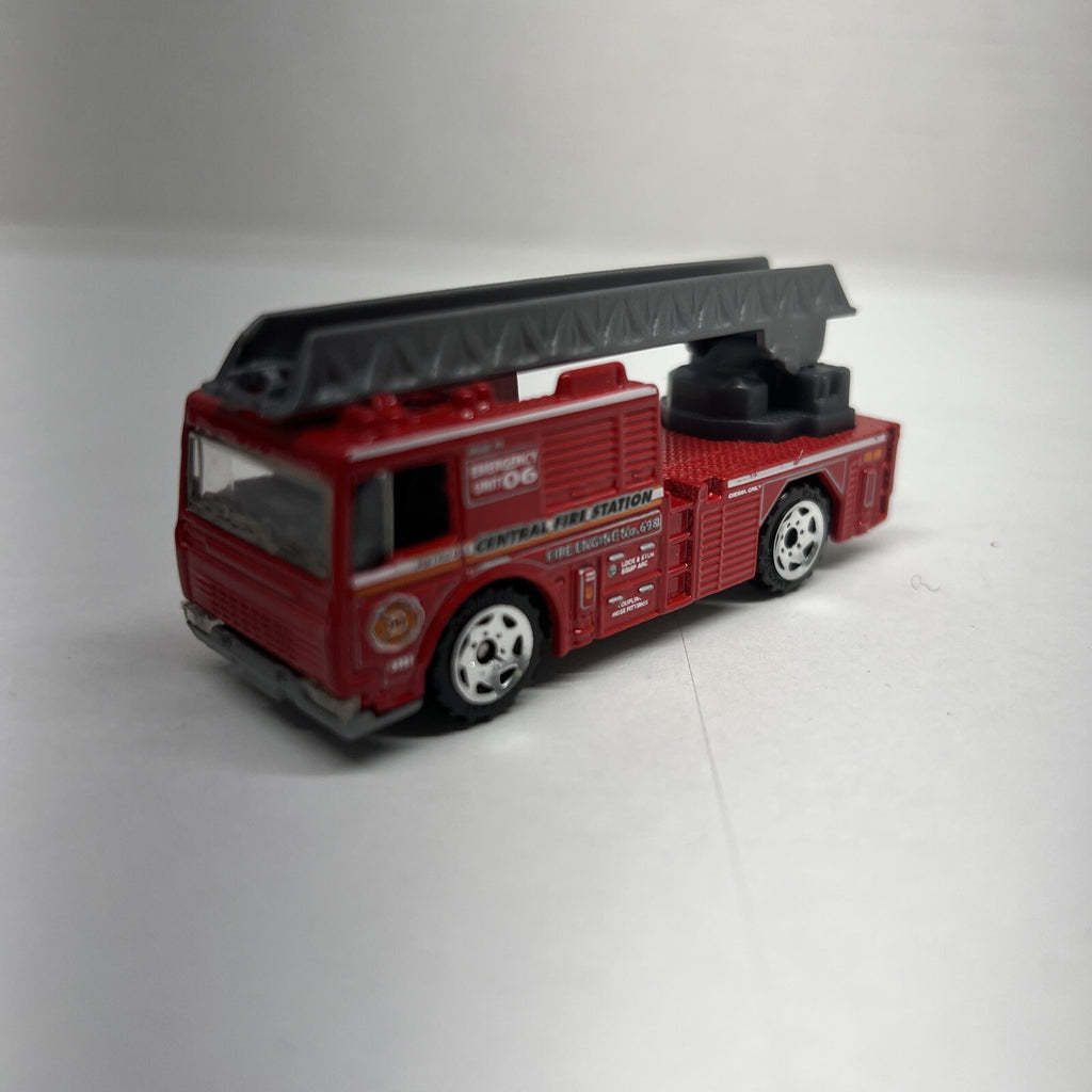 Matchbox Fire Engine MB698 2005 1:64 Scale Diecast Emergency Truck