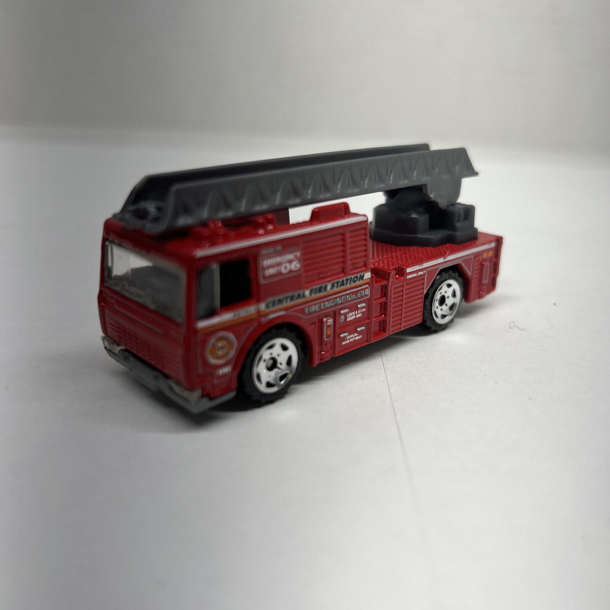 Matchbox Fire Engine MB698 2005 1:64 Scale Diecast Emergency Truck
