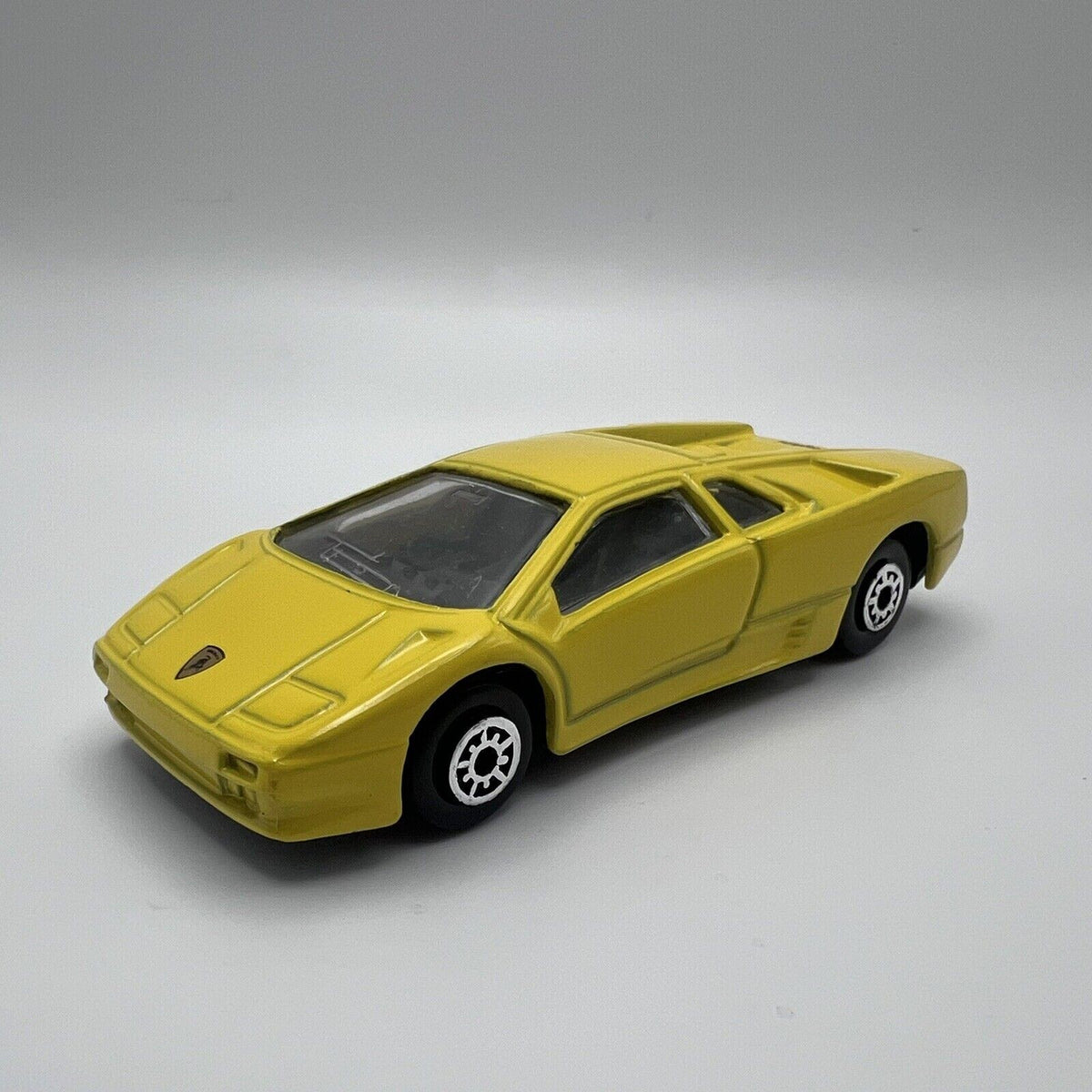Maisto Turbo Tread Lamborghini Diablo 1/64 Scale Sports Car Yellow Vintage 1995