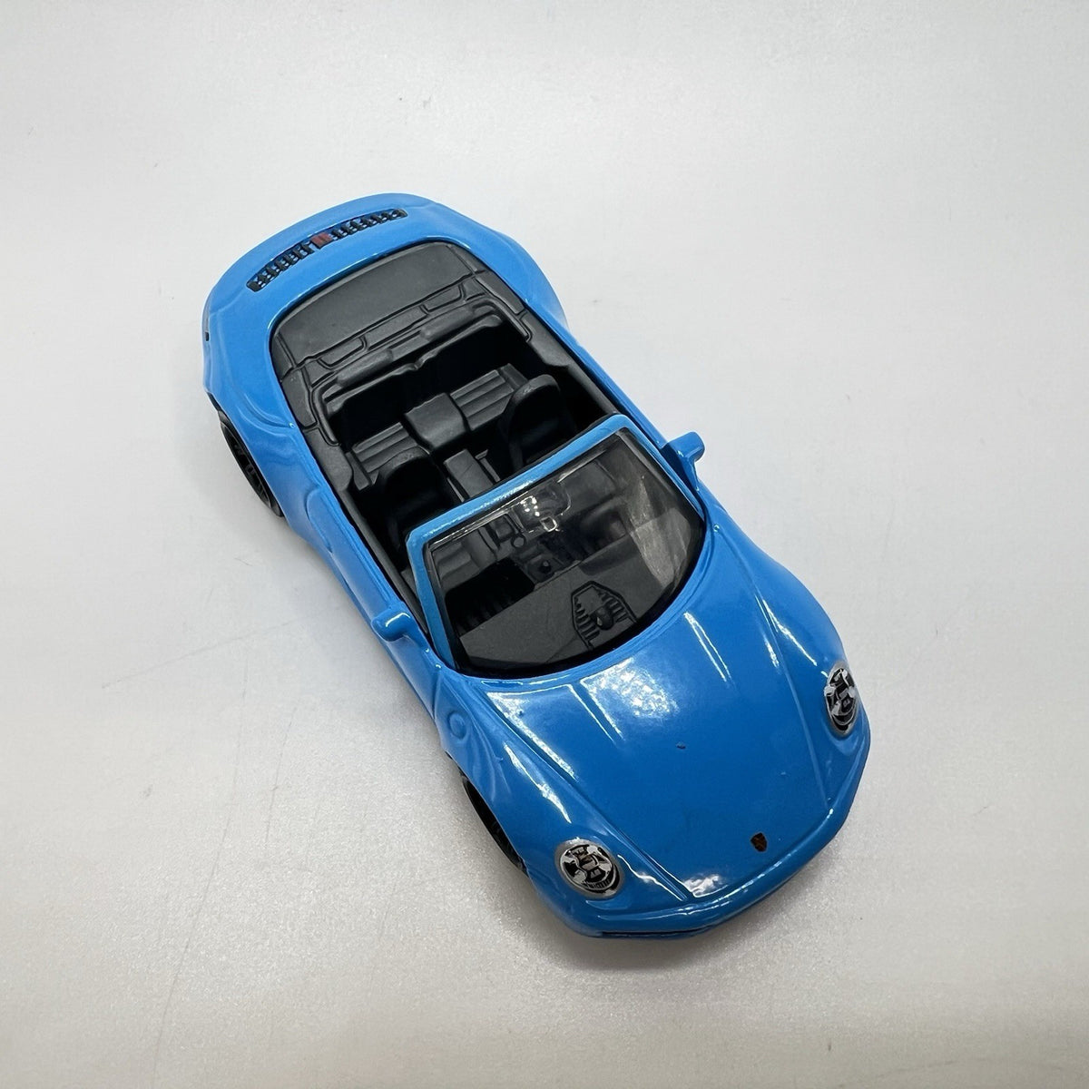 PORSCHE 911 CARRERA CABRIOLET Diorama Collectible DieCast Model Car 1:64 LOOSE