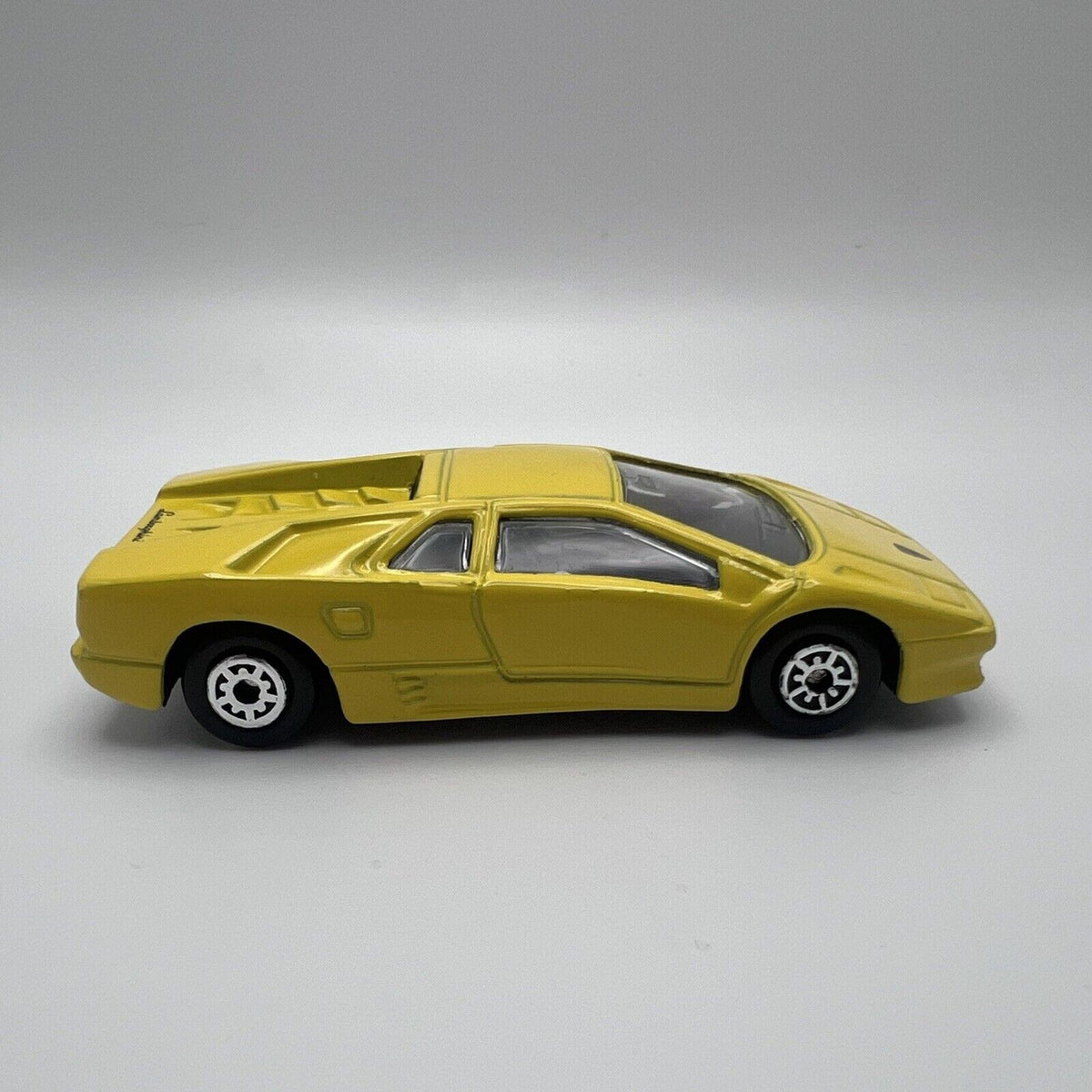 Maisto Turbo Tread Lamborghini Diablo 1/64 Scale Sports Car Yellow Vintage 1995