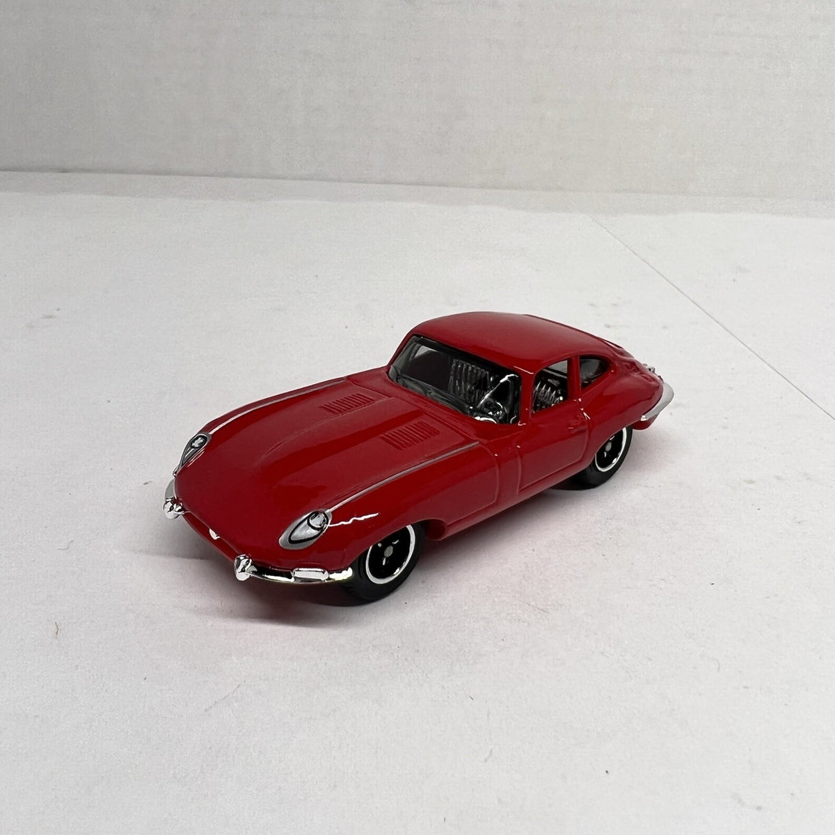 2005 Matchbox 1961 E-Type Jaguar Coupe Red MB688