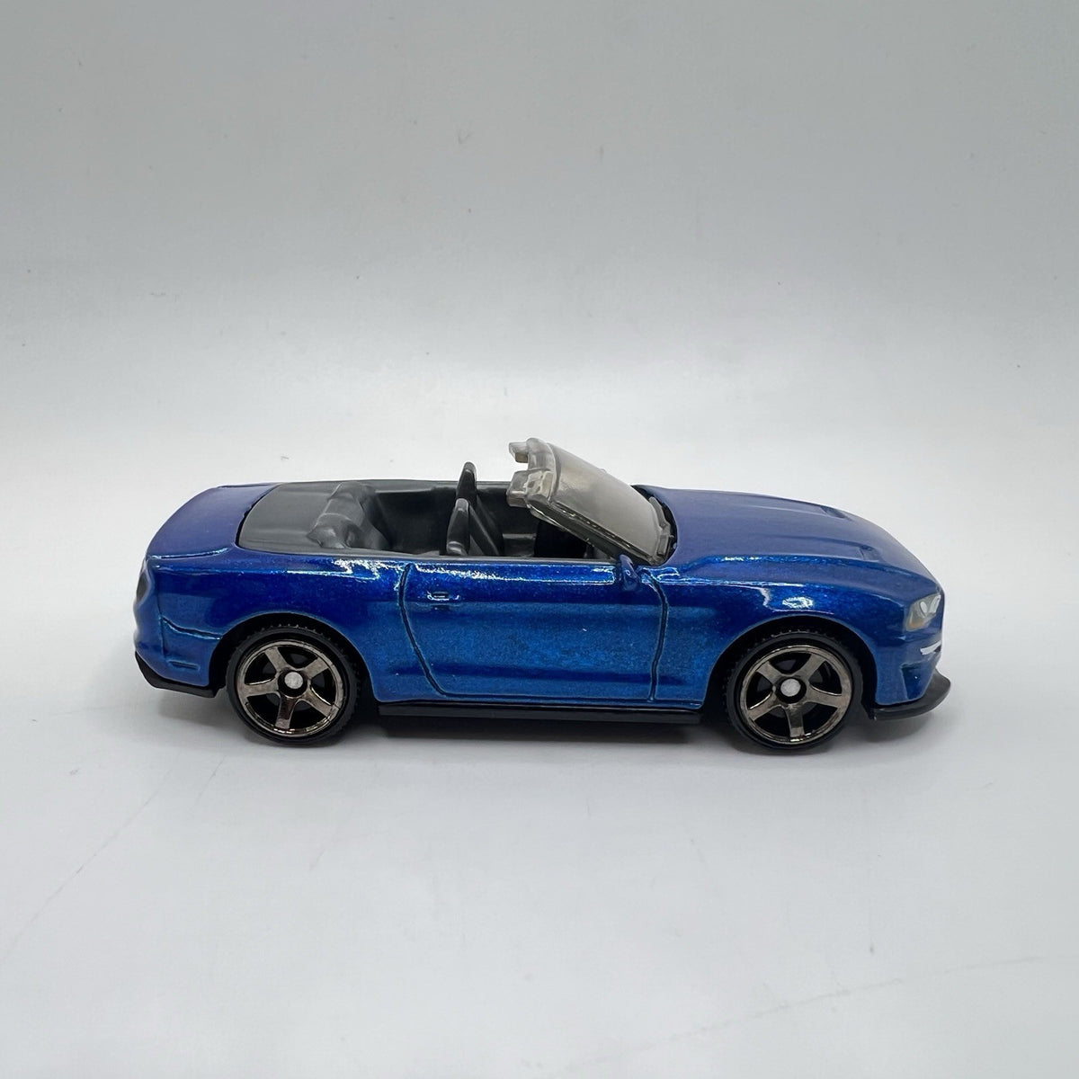 2018 FORD MUSTANG CONVERTIBLE Diorama Collectible DieCast Model Car 1:64 LOOSE