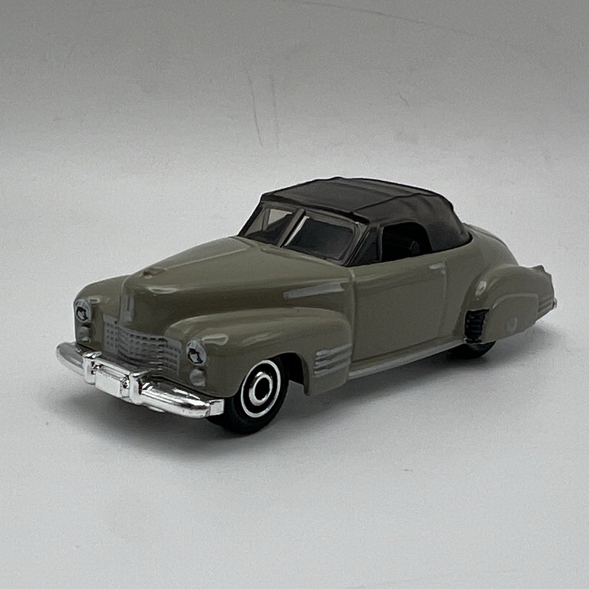 1941 41 Cadillac Series 62 Conv. Collectible 1/64 Scale Diecast Diorama Model