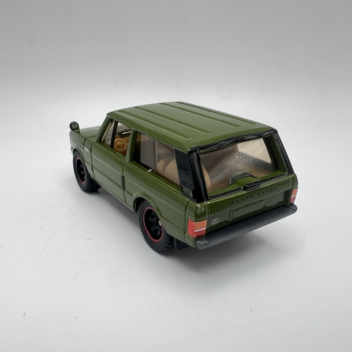 1975 LAND ROVER RANGE ROVER Diorama Collectible Model Truck 1:64 W/ Real Riders