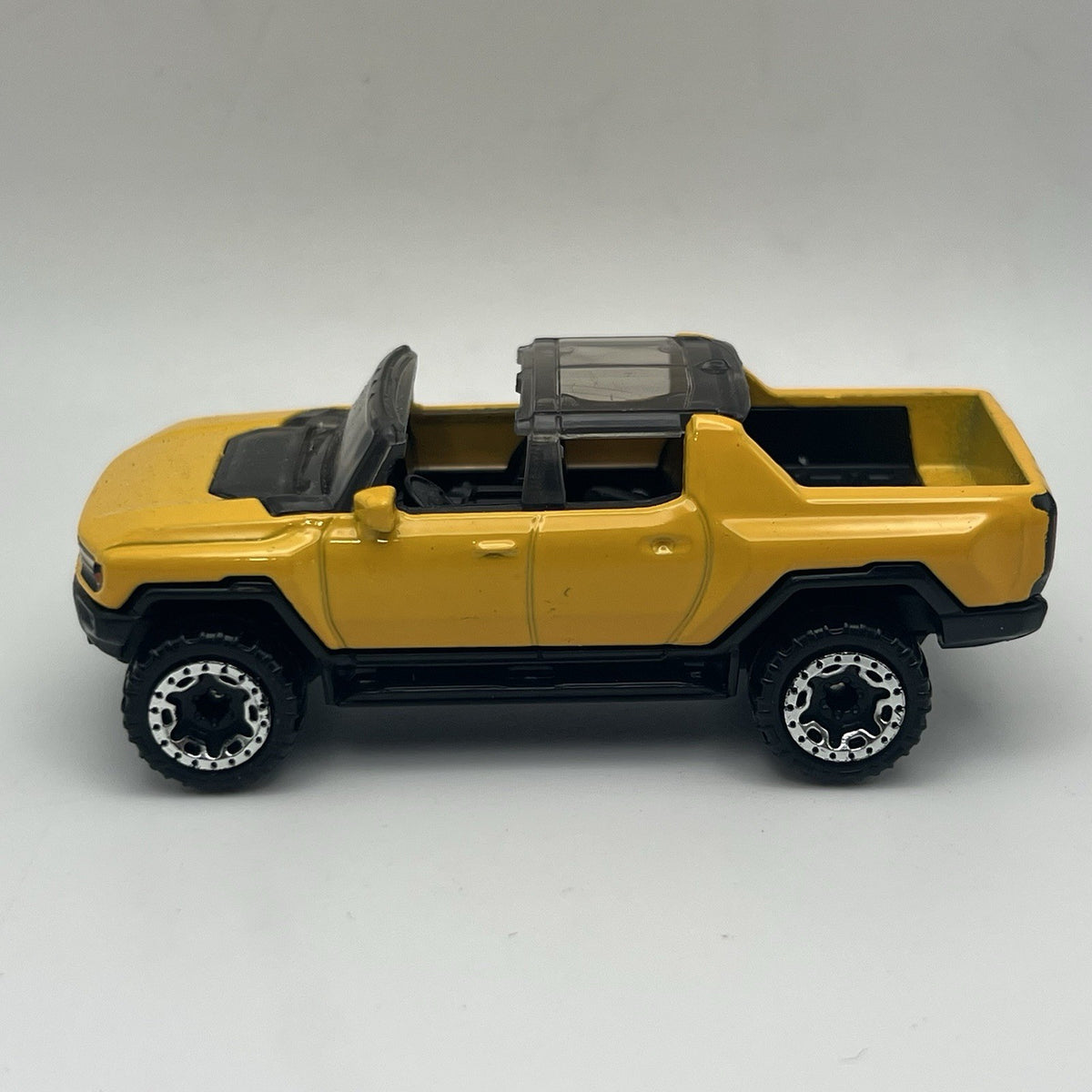 2022 22 GMC Hummer EV Collectible 1/64 Scale Diecast Diorama Model