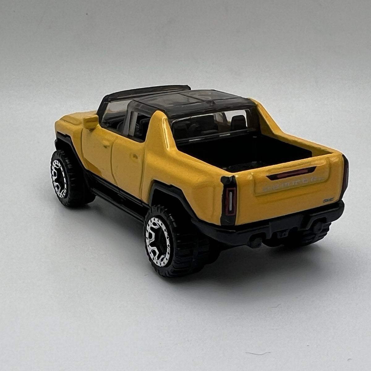 2022 22 GMC Hummer EV Collectible 1/64 Scale Diecast Diorama Model