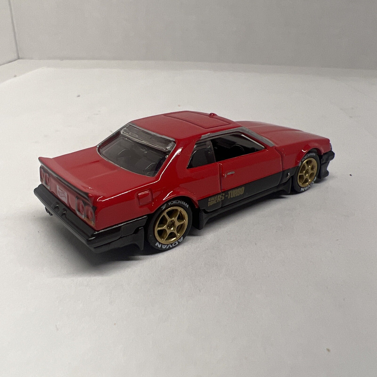 Hot Wheels 1:64 Red 1982 NISSAN SKYLINE R30 Custom with Real Riders