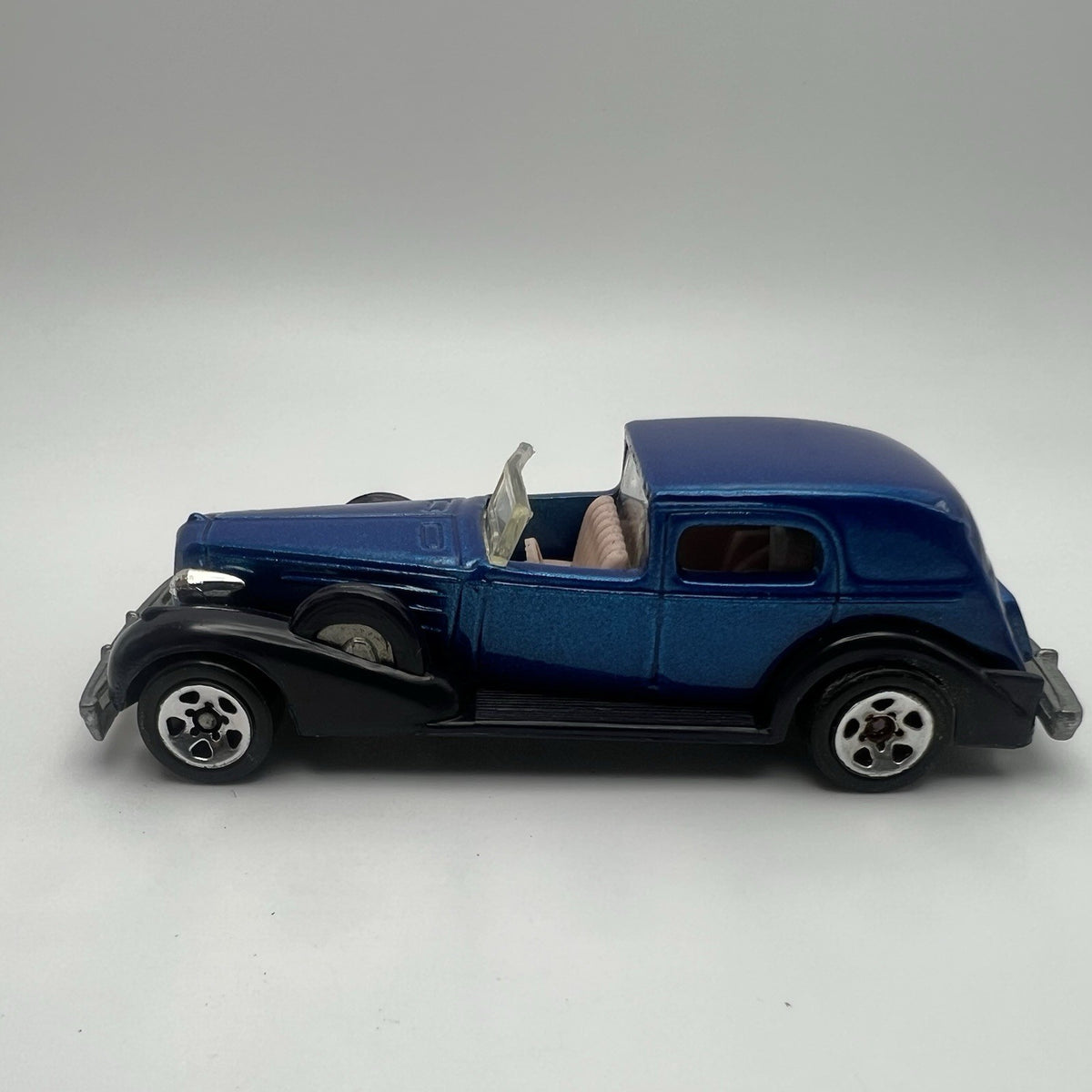 1935 35 Cadillac Series 355 Collectible 1/64 Scale Diecast Diorama Model