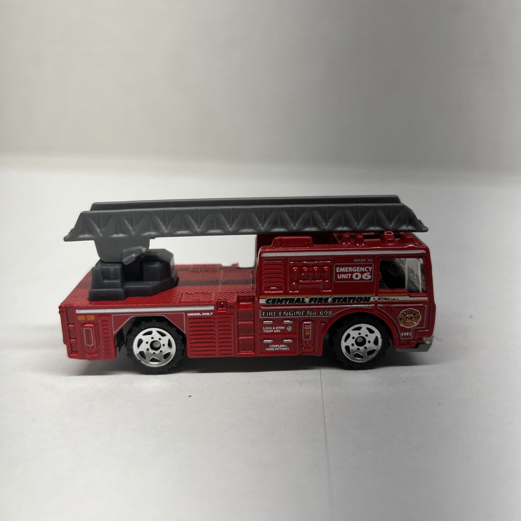 Matchbox Fire Engine MB698 2005 1:64 Scale Diecast Emergency Truck