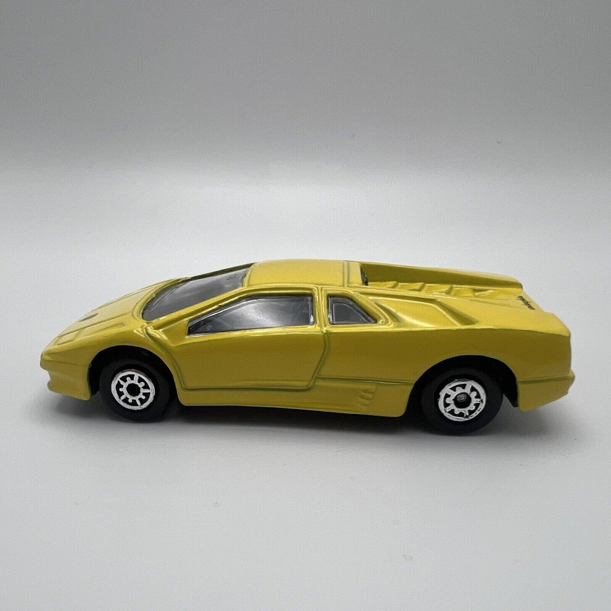 Maisto Turbo Tread Lamborghini Diablo 1/64 Scale Sports Car Yellow Vintage 1995