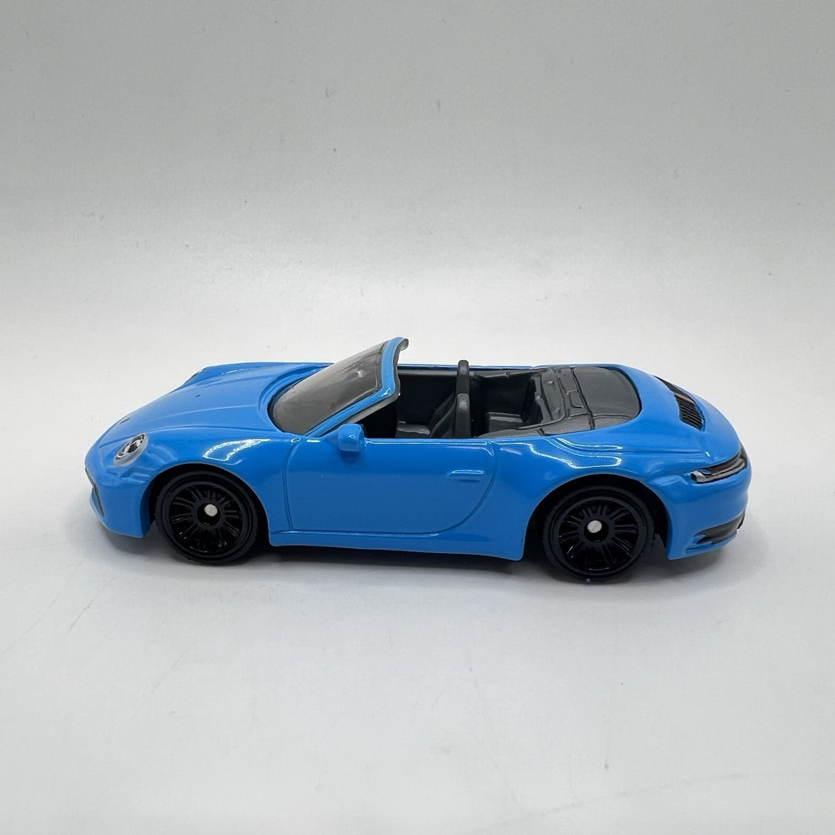 PORSCHE 911 CARRERA CABRIOLET Diorama Collectible DieCast Model Car 1:64 LOOSE