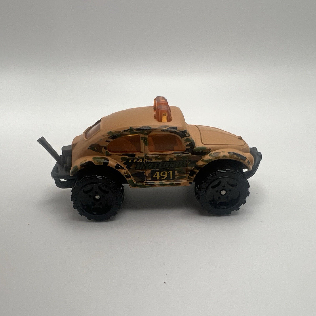 Volkswagen Classic Beetle 4x4 Collectible 1/64 Scale Diecast Diorama Model