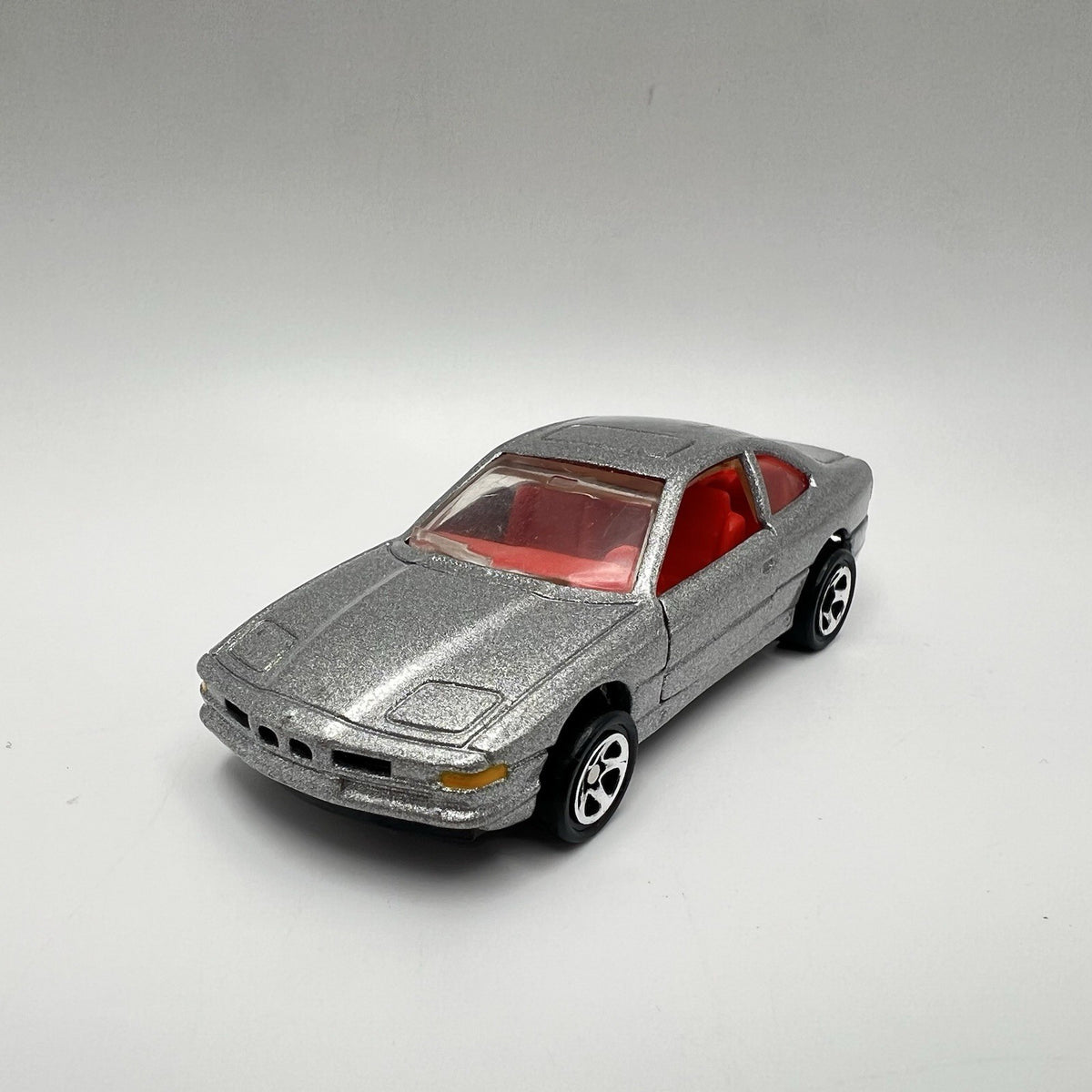 1990-1999 BMW 850i Collectible 1/64 Scale Diecast Diorama Model