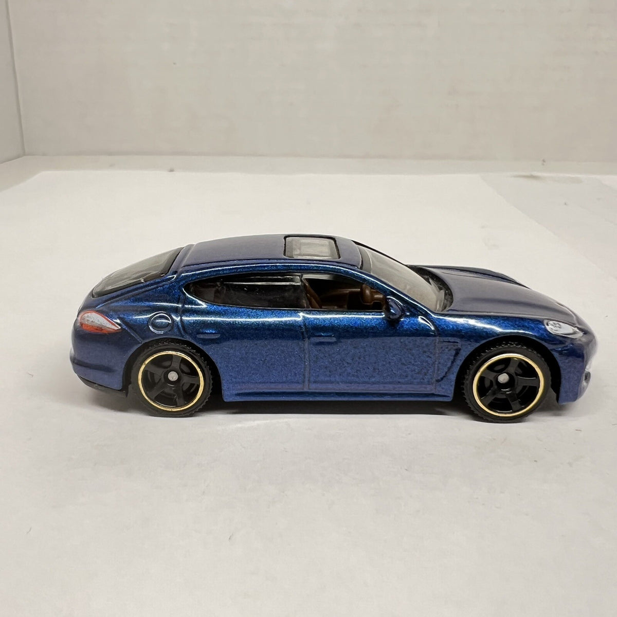 Matchbox  PORSCHE PANAMERA    Blue metallic paint