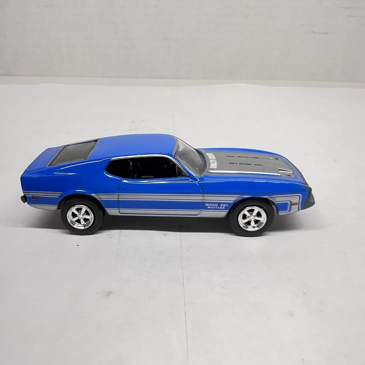 MotorMax 1/64 Die Cast 1971 Mustang Boss 351 American Graffiti Series II