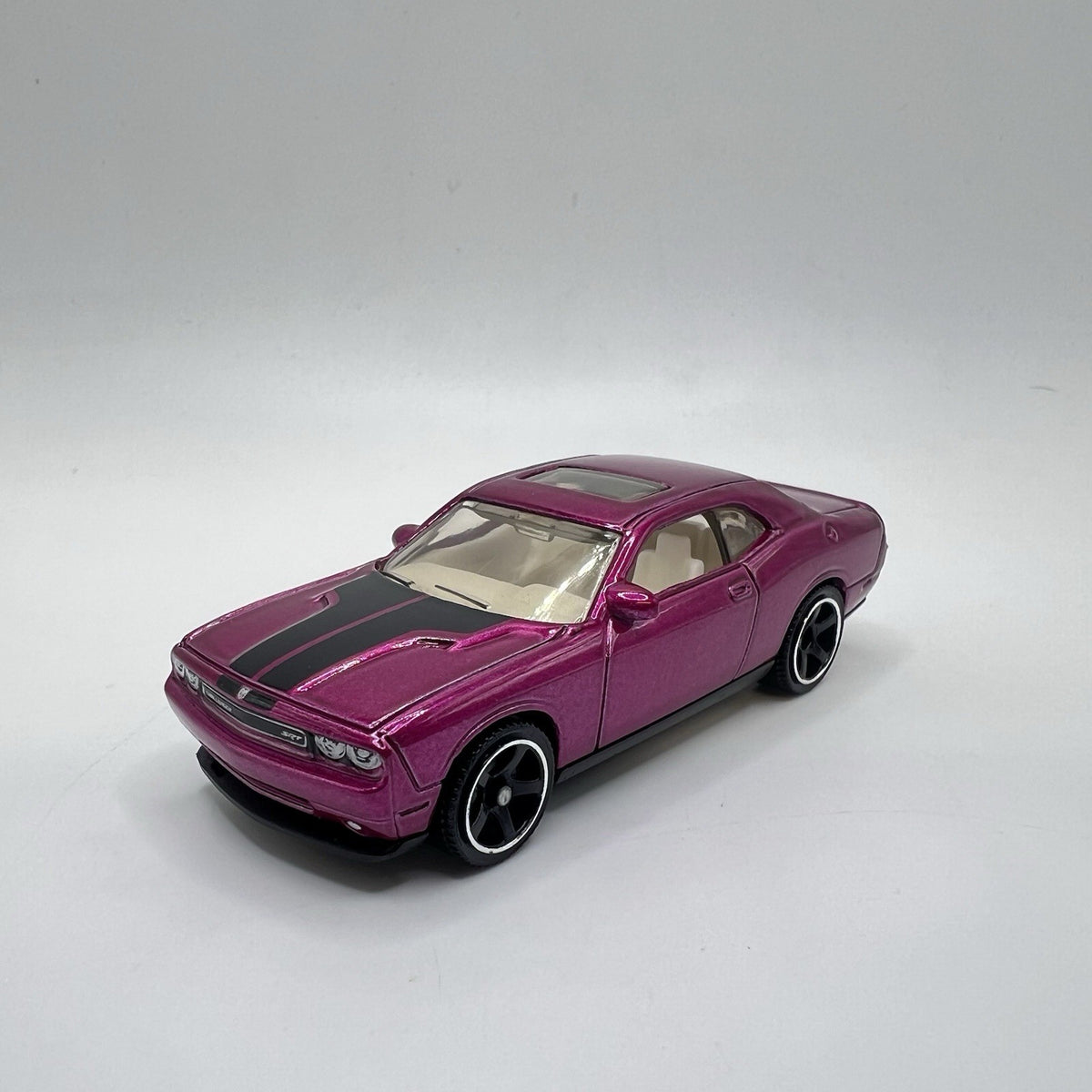 2008 08 Dodge Challenger SRT8 Collectible 1/64 Scale Diecast Diorama Model
