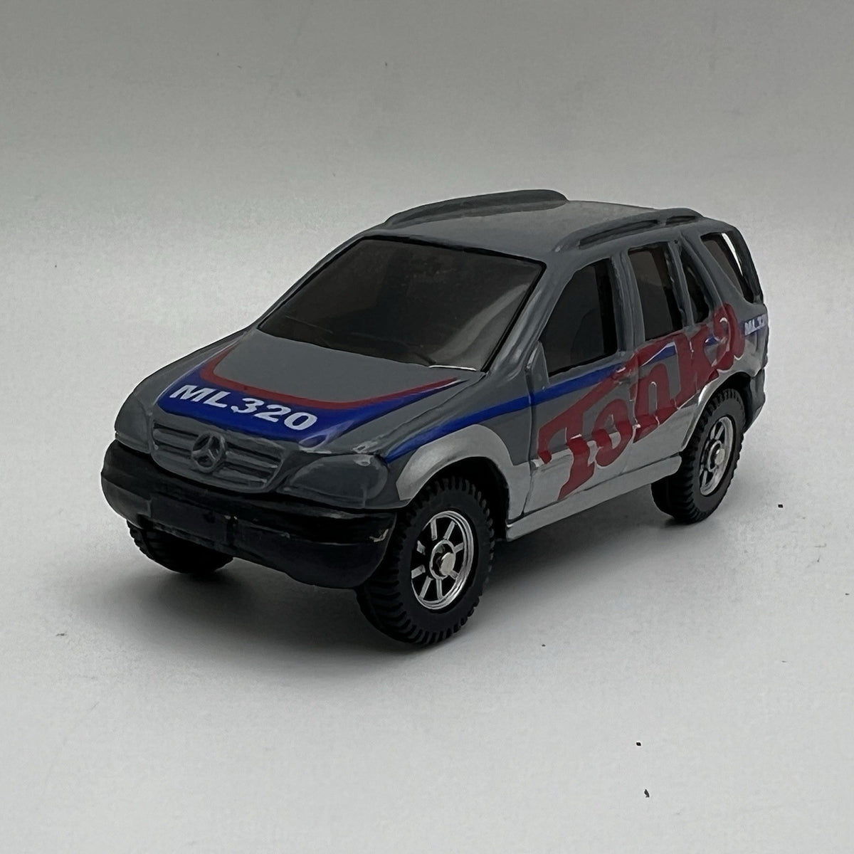 1998-2005 Mercedes ML 320 Collectible 1/64 Scale Diecast Diorama Model
